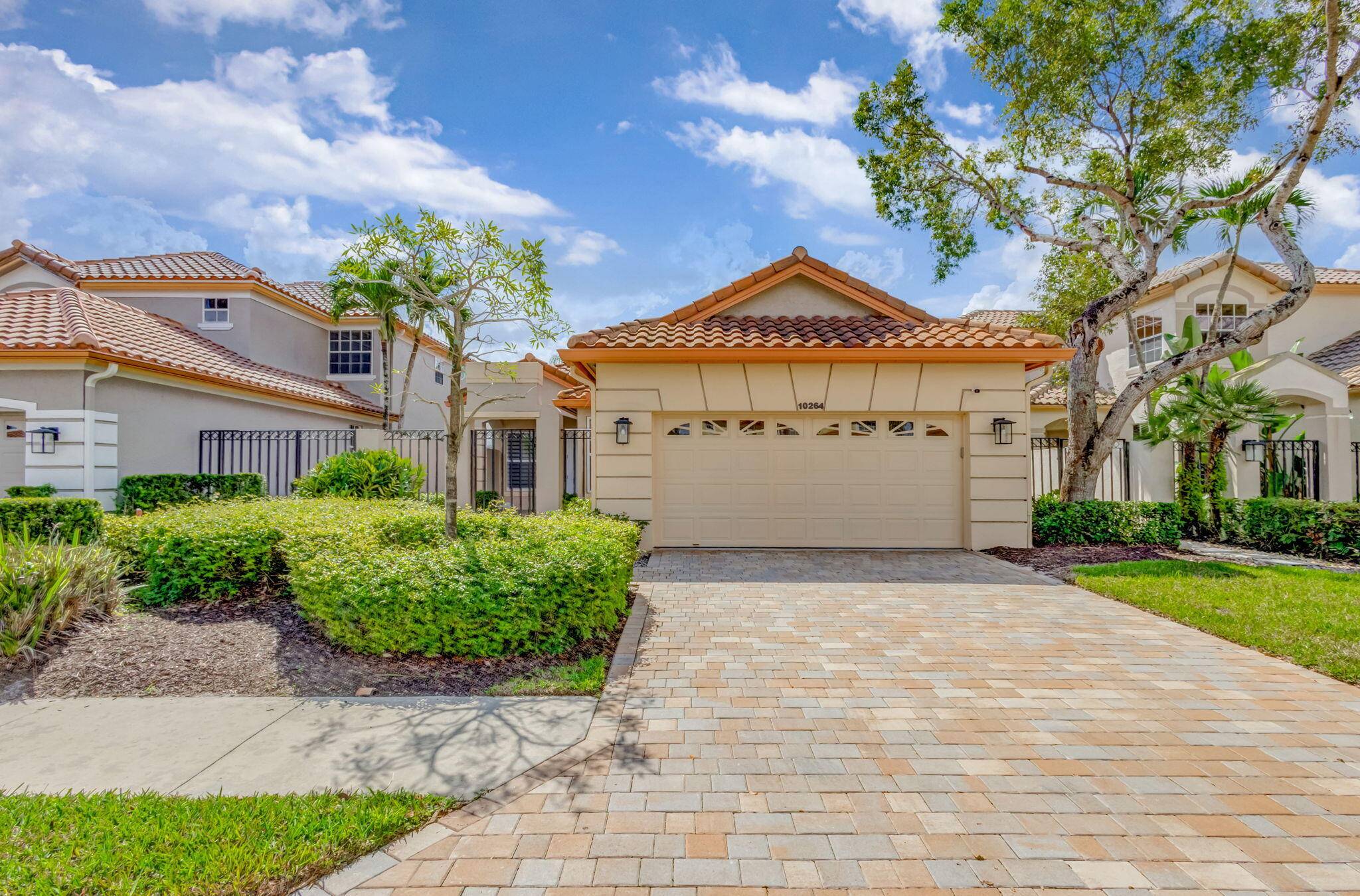 IMMEDIATE PREMIER GOLF MEMBERSHIP AVAILABLEWelcome to this beautifully renovated 4 bedroom, 3 bathroom single family home, offering nearly 2, 000 sq.
