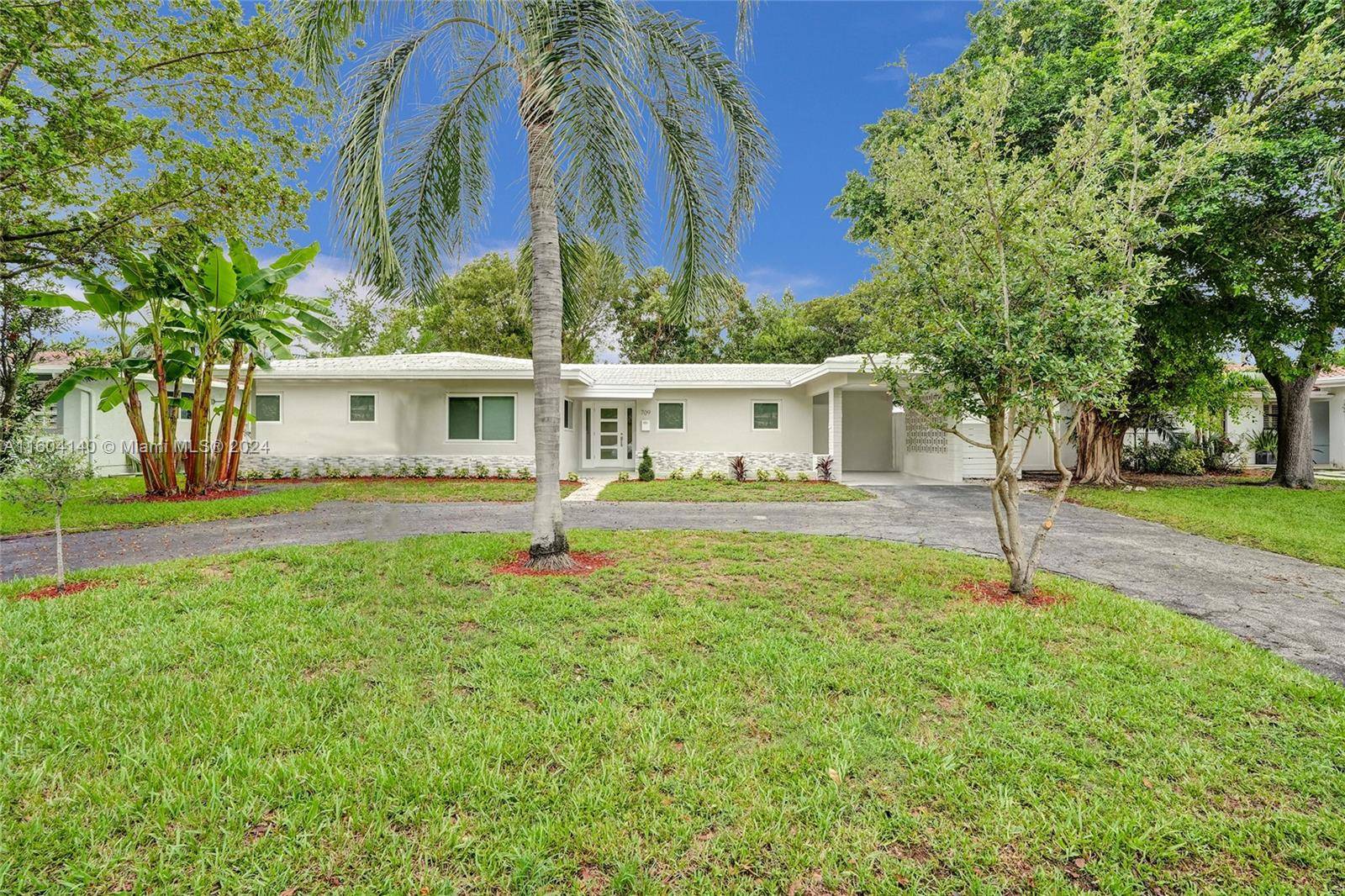 BEAUTIFUL 4 BEDROOMS 2 BATHROOMS SINGLE FAMILY HOME IN THE HEART OF THE CITY OF POMPANO BEACH !