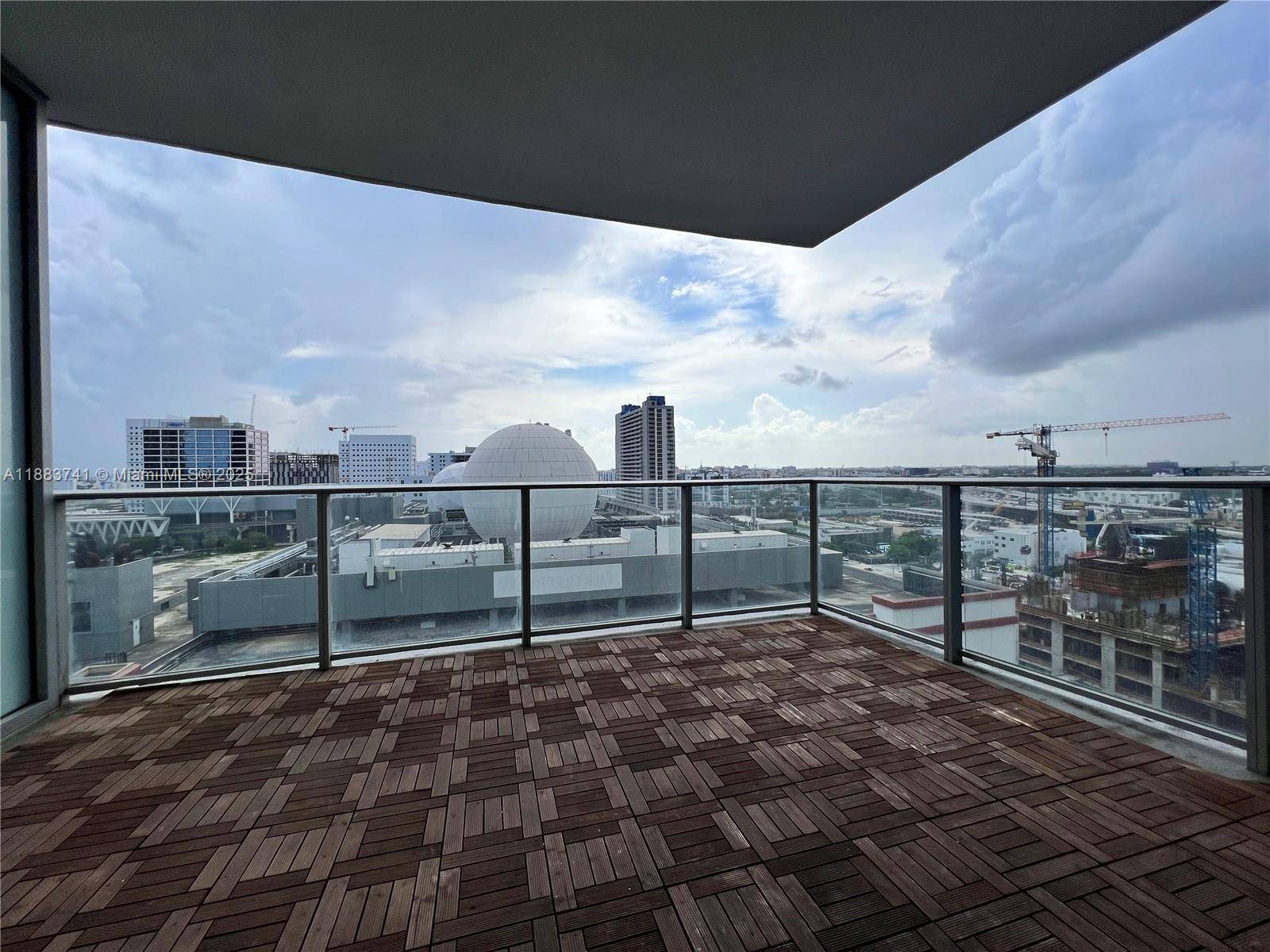 PRICED TO SELL ! ENJOY PARAMOUNT WORLDCENTER WITH THE BEST AMENITIES IN MIAMI !