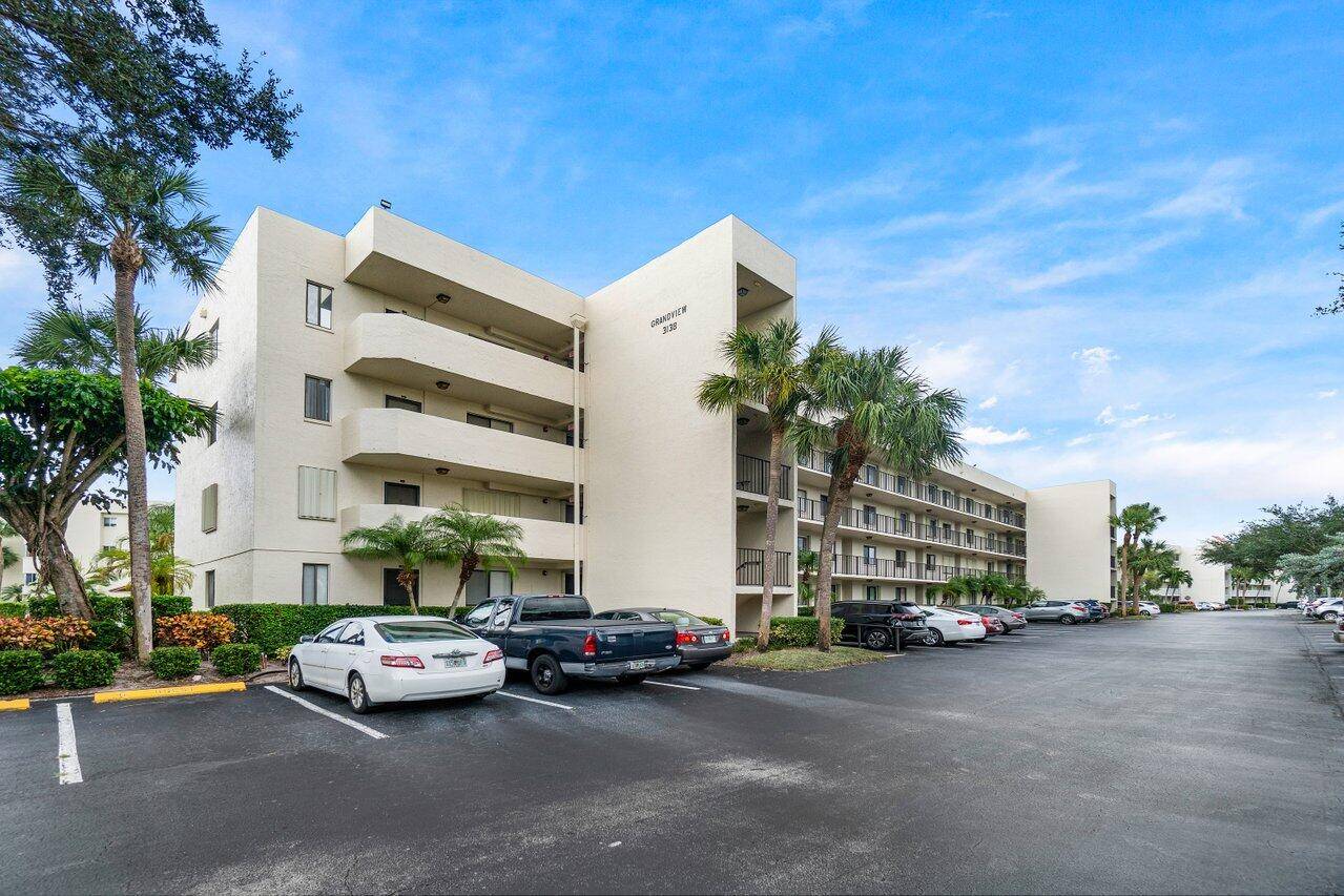 Gorgeous remodeled condo with Misses Clean living here !
