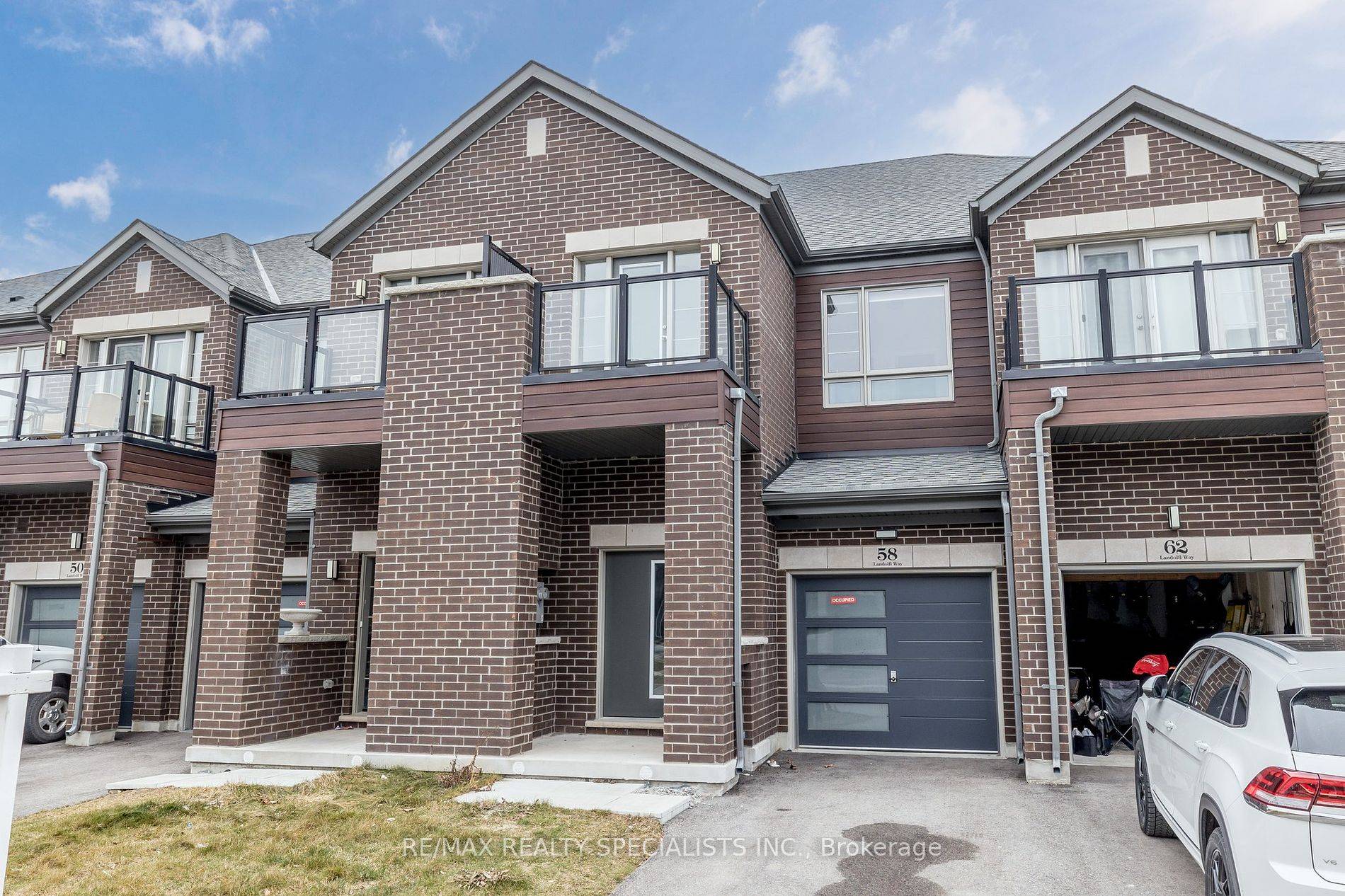 Modern Cachet Home Townhouse In Bradford, 3 Bedroom 3 Washroom, Open Concept Approx 1800 Sqft, 9'Ceiling On Main Floor, Oak Staircase, Upgraded Kitchen With Quartz Countertop, Close To The Local ...