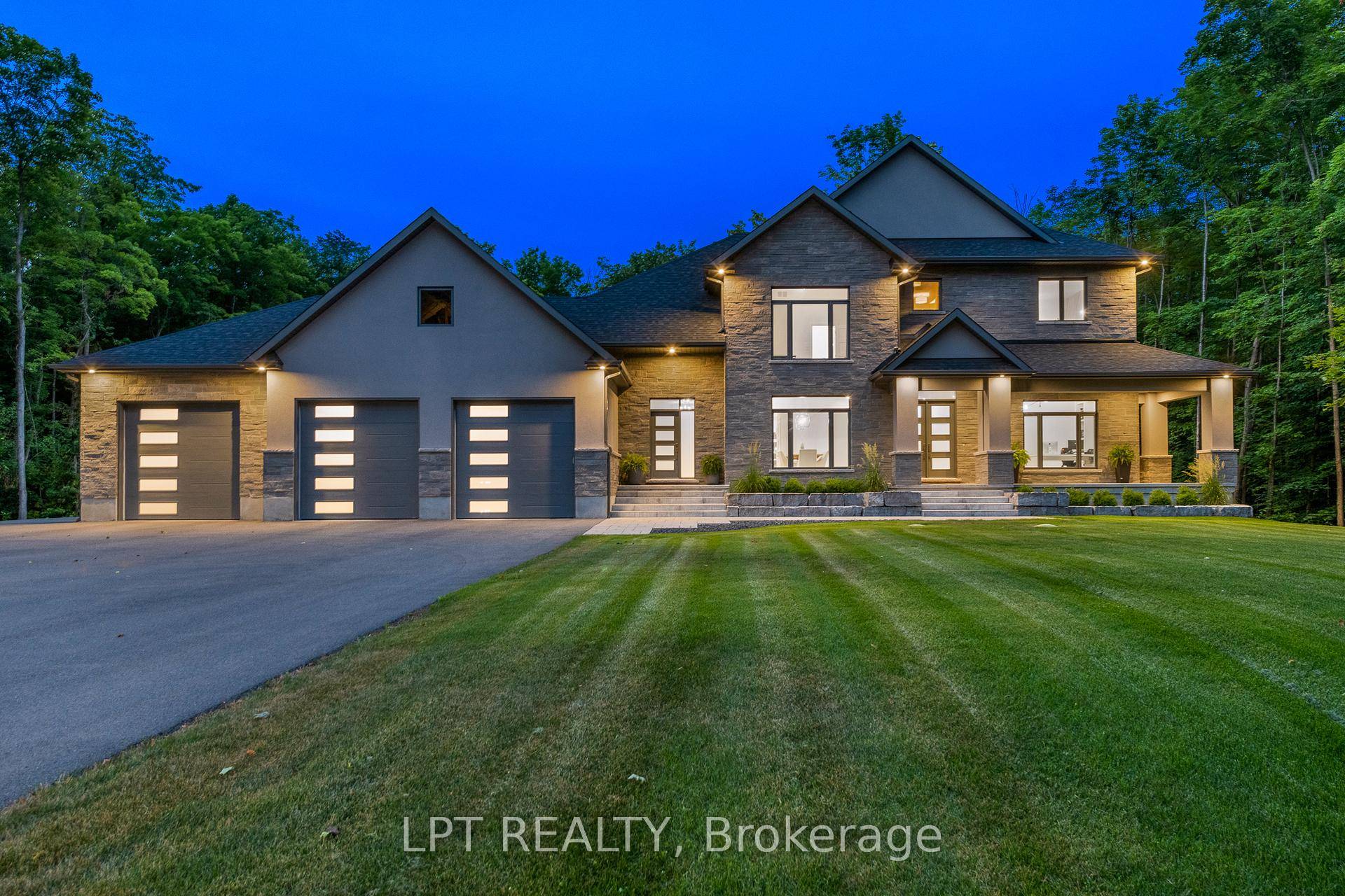 One of the largest lots in Rideau Forest 2.