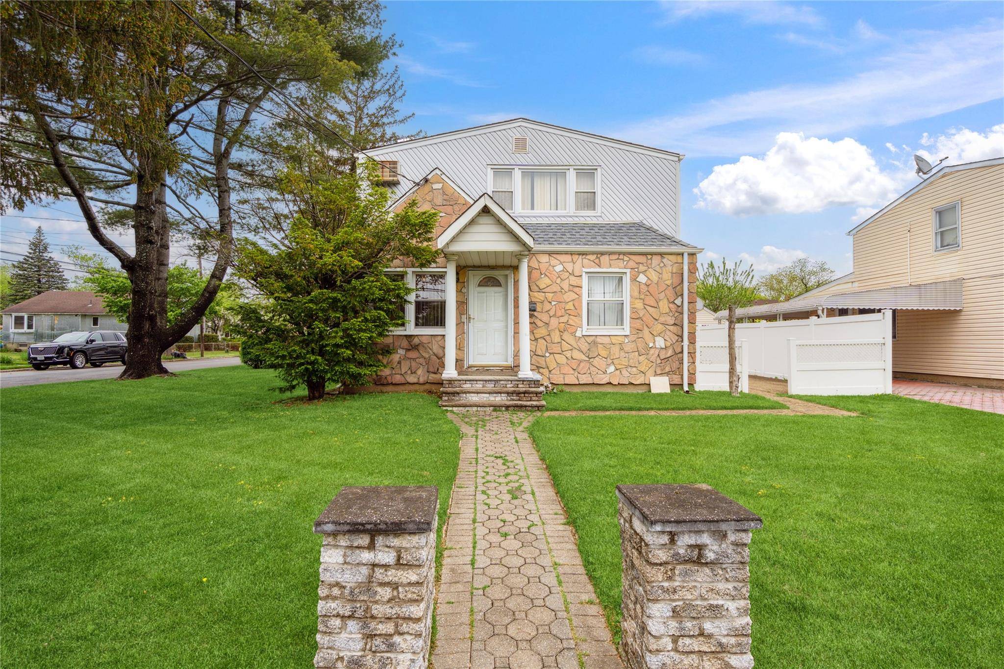 Elegant Colonial in Prestigious New Hyde Park Location !