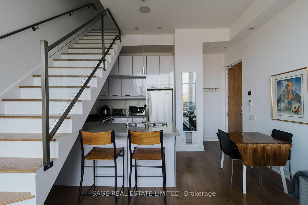 DREAMY DUPONT ! Three storeys of sunshine, style, and sky high living in the Annex.