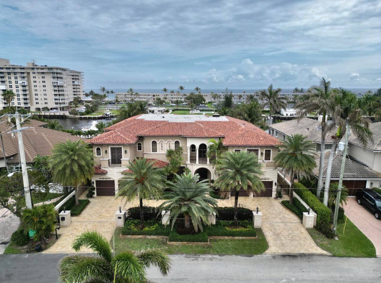 Simply spectacular 65279 ; waterfront estate directly on the Intracoastal in the ''NO WAKE'' zone located only 1 mile north of Hillsboro Inlet and is a boaters dream.