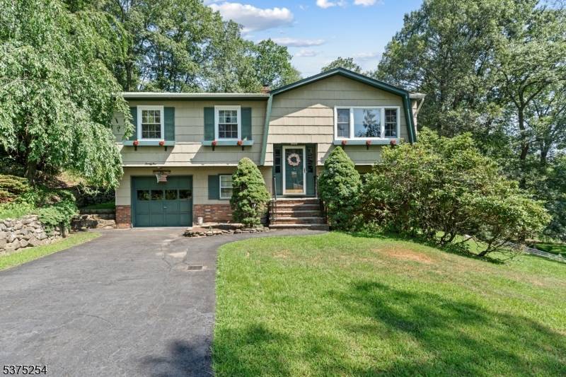 Lovingly Maintained Bi Level in white Meadow Lake.