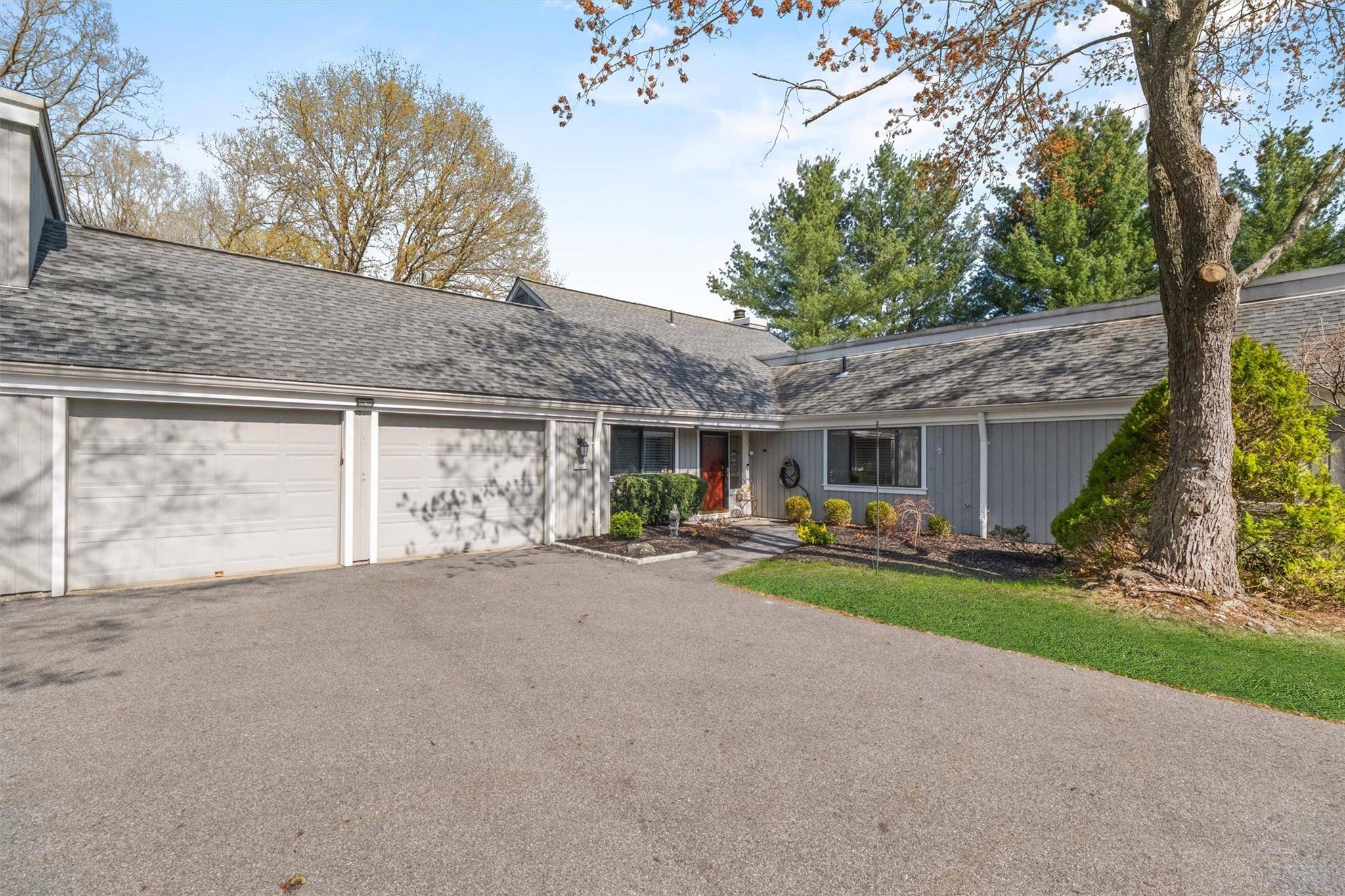 Beautifully maintained Croton II model in the highly sought after Heritage Hills community of Somers, NY.