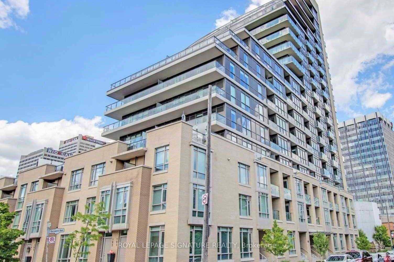 Beautiful 1 1 Unit With Parking amp ; Locker.