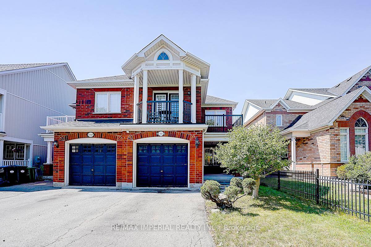 Absolutely Stunning Semi Detached 3 Bedrooms 3 Washrooms House Located In One Of The Most Desirable Neighbourhoods.
