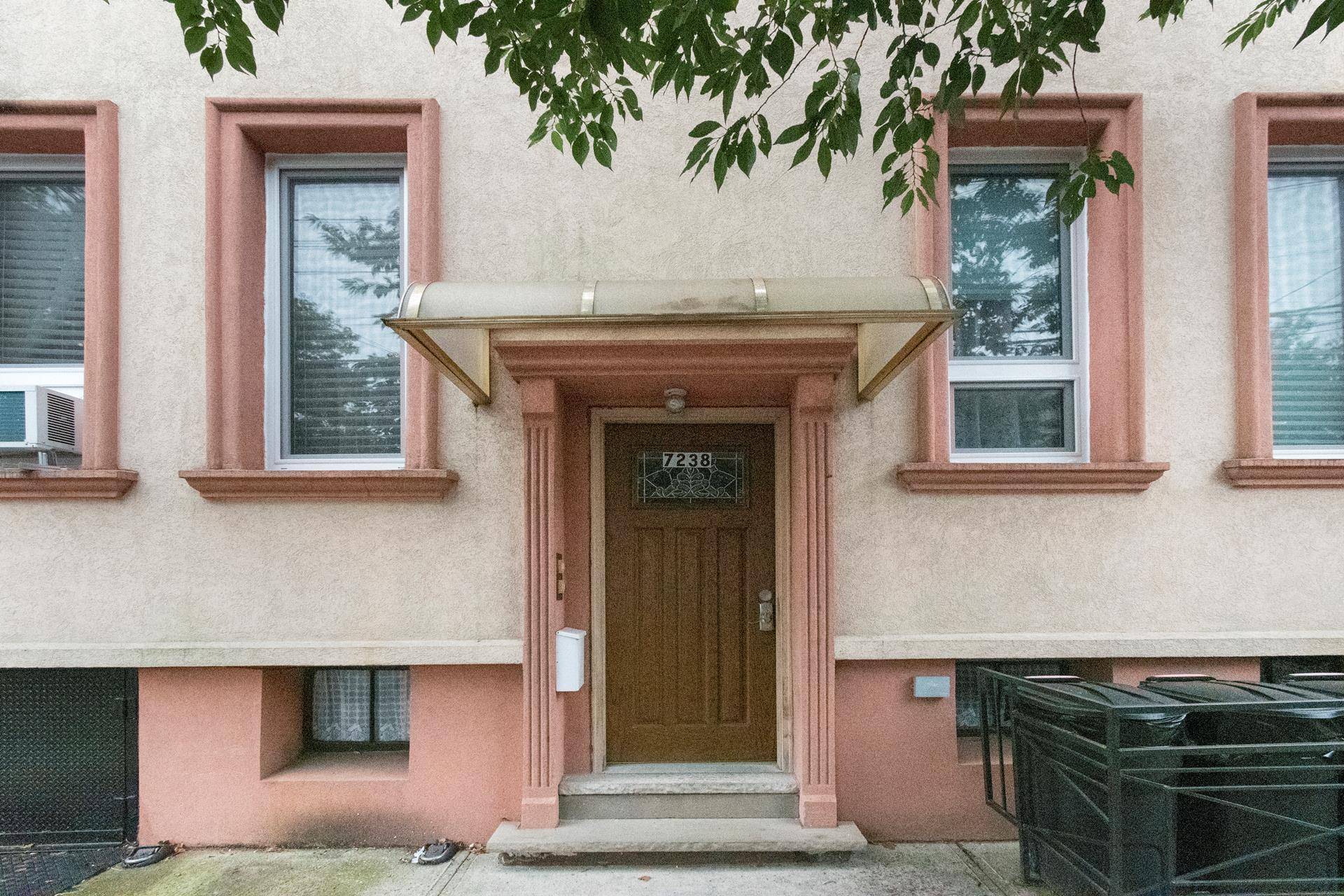 Gorgeous 4 unit townhouse in Glendale nestled on Cooper Ave.