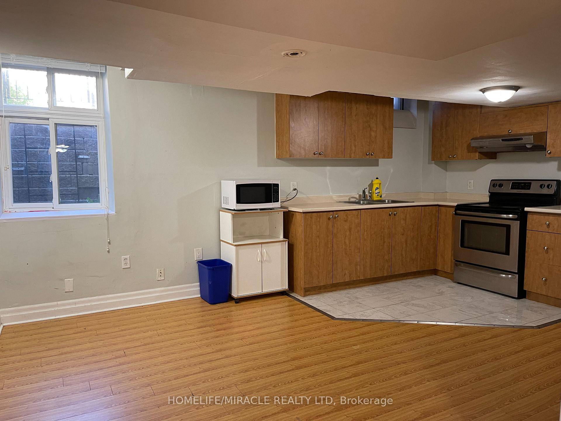 RARE amp ; LEGAL Two BEDROOM BASEMENT IN A VERY NICE CONDITION AT VERY GOOD LOCALITY AIRPORT AND BROCK INTERSECTION SPACIOUS LIVING AND KITCHEN, WITH DINING SPACE AND SEPARATE LAUNDRY, ...