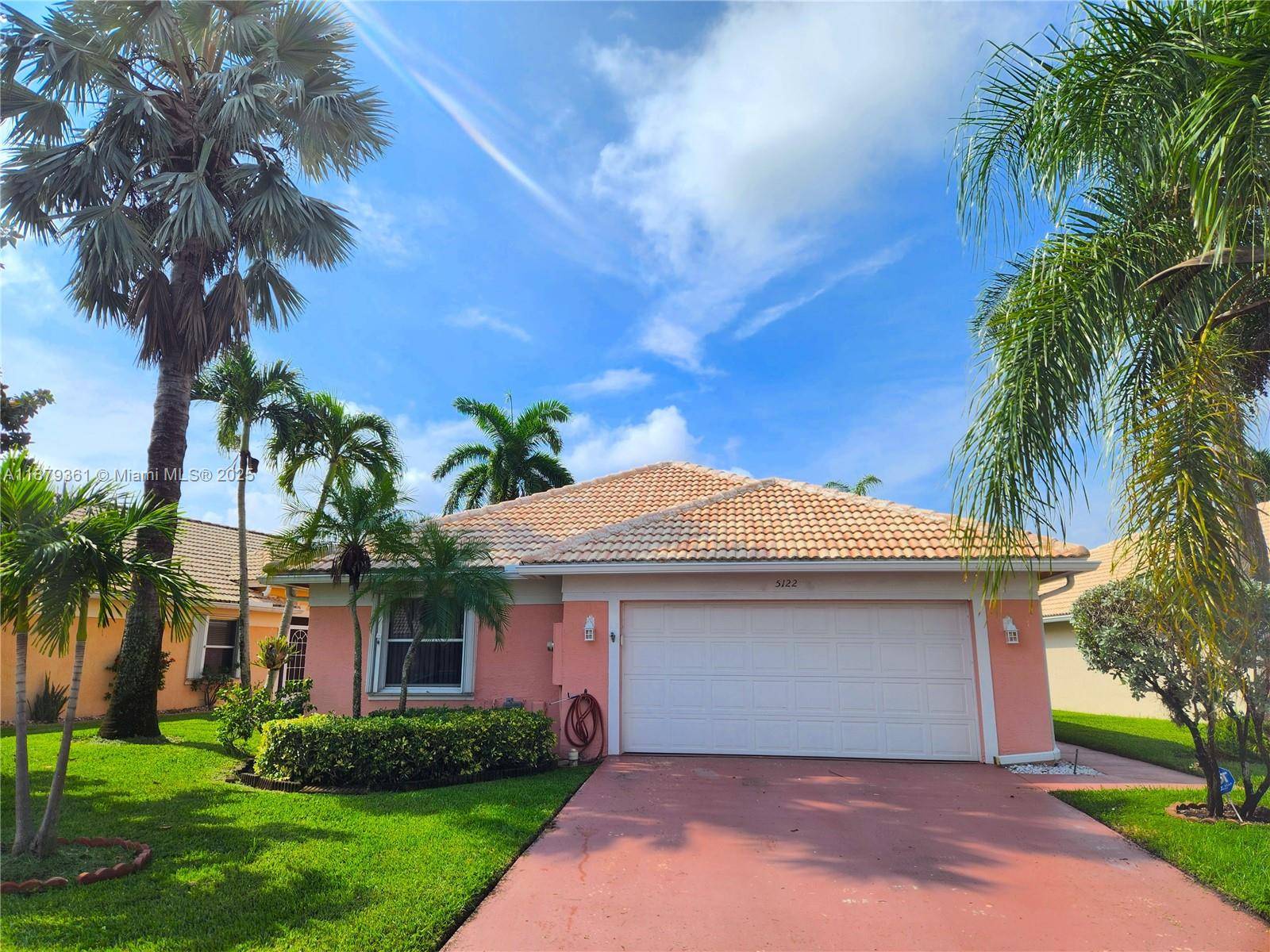 Discover your perfect next chapter in the highly sought after Hampton Lakes 55 community !