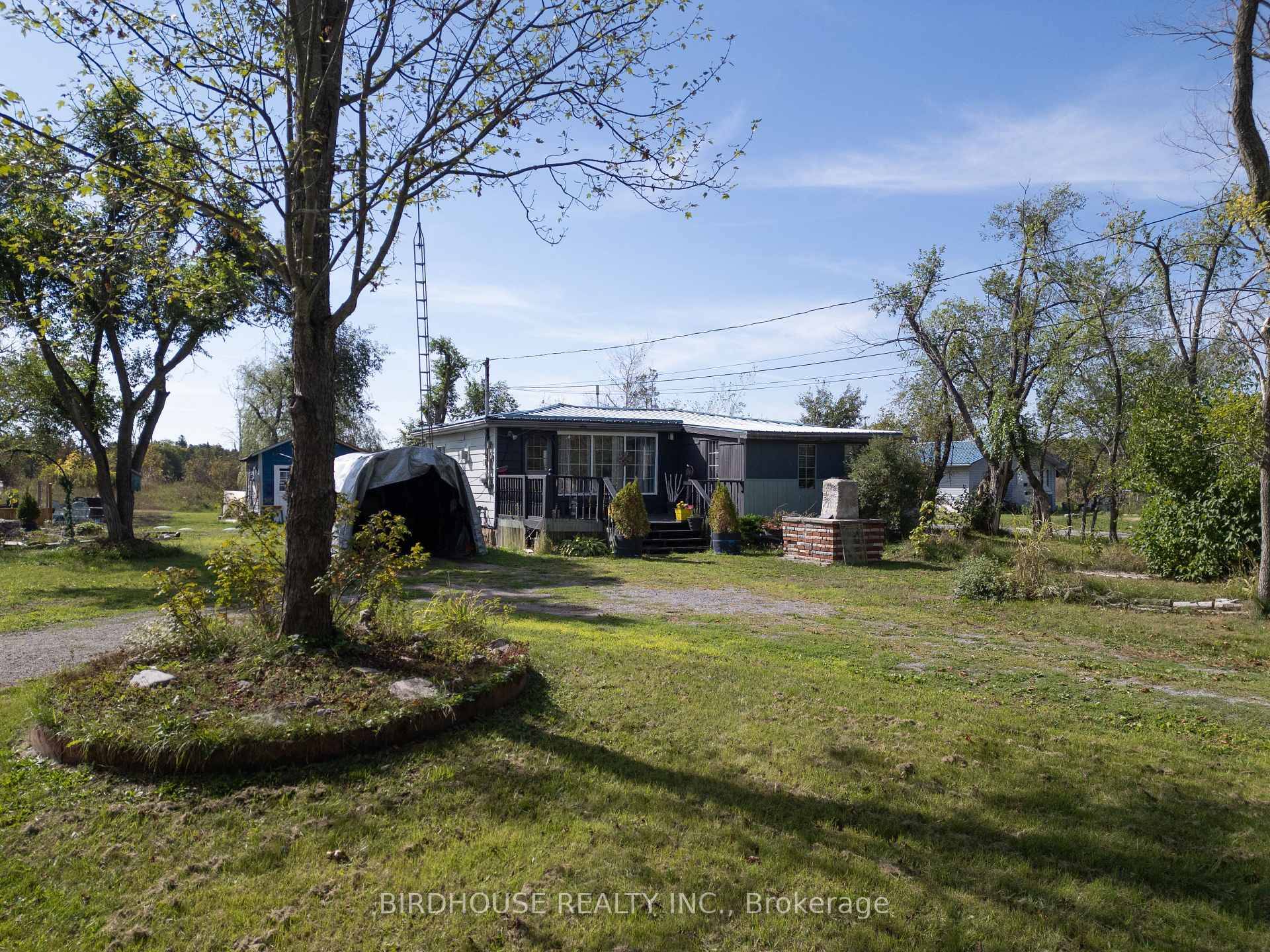 Cozy 2 bedroom, 2 bathroom cottage situated on a generous in town lot in the heart of Fenelon Falls.