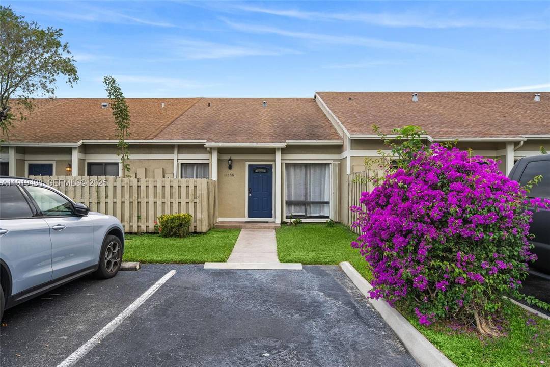 SPACIOUS 1500 SQ FT AND VERY WELL MAINTAINED 3 BEDROOM 2 BATH TOWNHOUSE LOCATED IN THE BEST SPOT IN SOUTHPOINT OF WELLEBY.