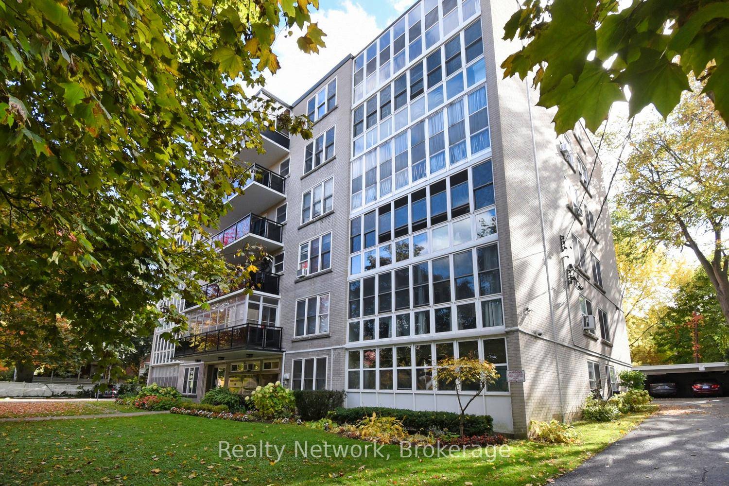 Hamilton's most desirable neighbourhood in down town Hamilton South West neighbourhood, walking distance to the Go Station St Joesph Hospital, enjoy modern living in a EXCLUSIVE spacious unit in a ...
