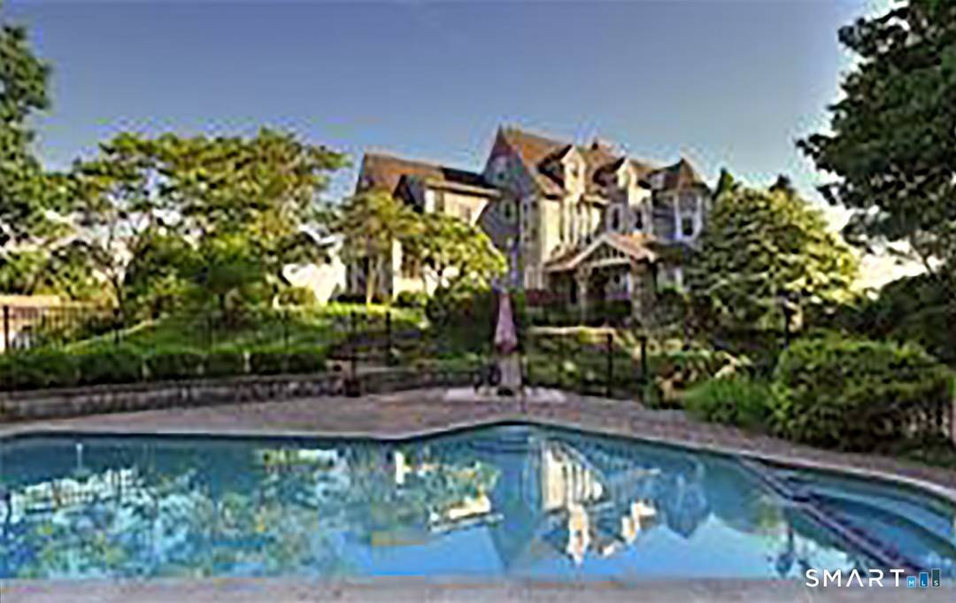 The Pond Estate on Point Lookout is a truly remarkable water oriented home steeped in history and timeless elegance.