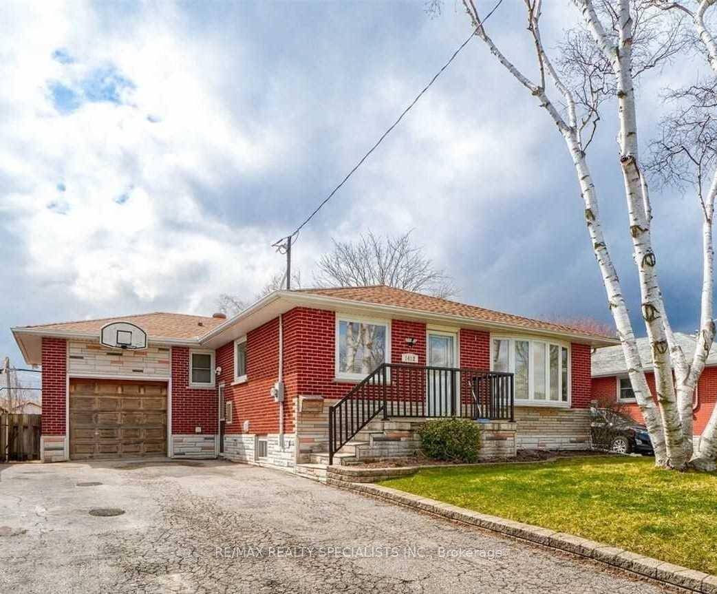 Absolutely Beautiful 3 Bedroom Bungalow Conveniently Located Close To Transit, Schools amp ; The Lake.