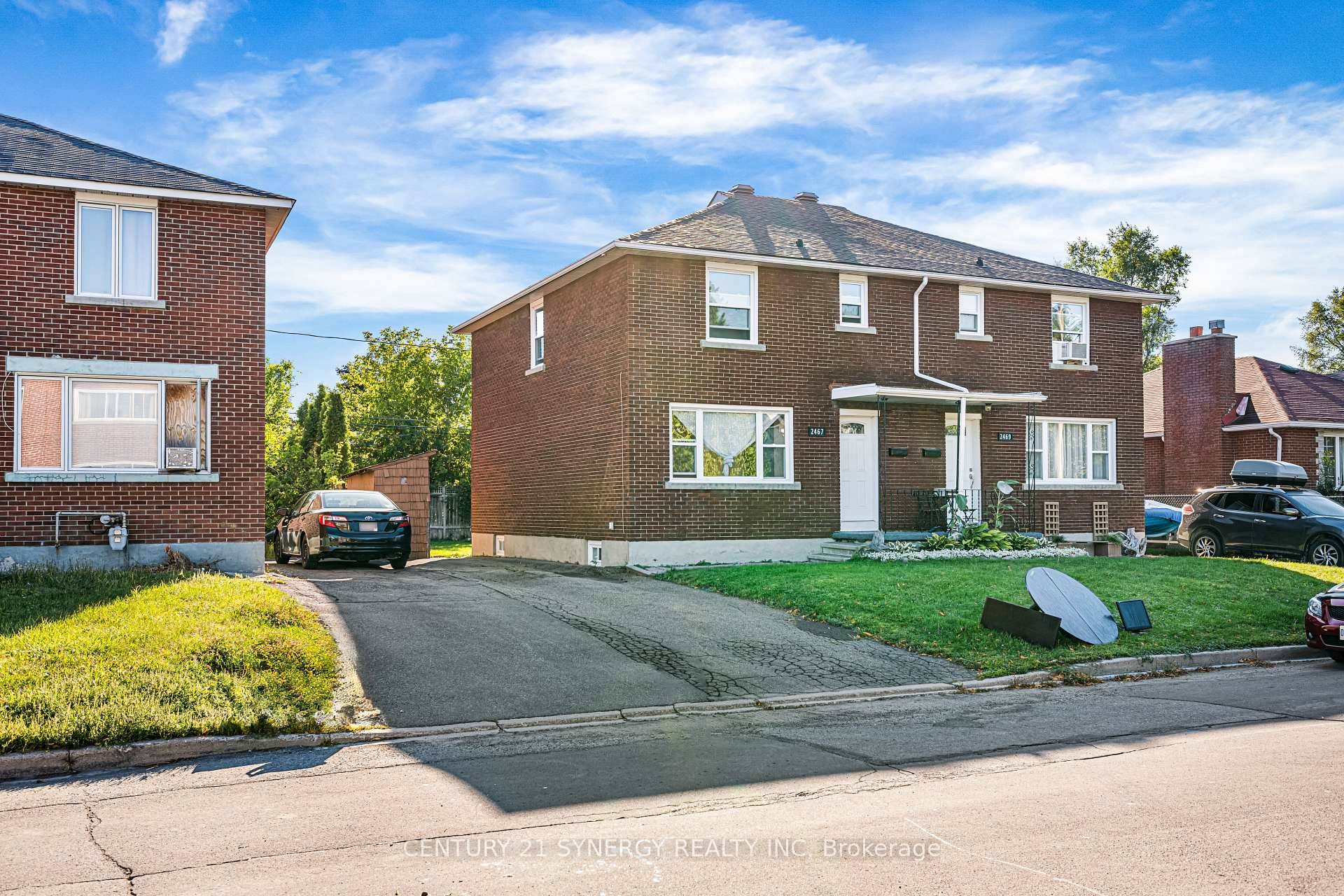This spacious rental in Ottawa's Heron Park neighborhood offers plenty of room and comfort for everyday living.