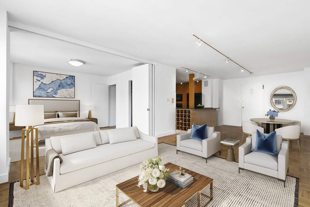 Available for the first time in nearly two decades, this sprawling two bedroom home at 200 East 84th Street boasts excellent sunlight from Western exposures and a flexible floor plan.