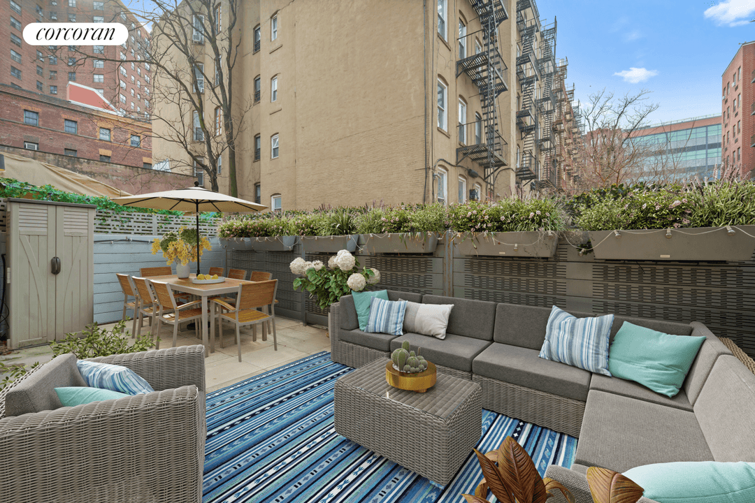 Modern 1BR Private Outdoor Space Low Carrying Costs Welcome to your oasis !