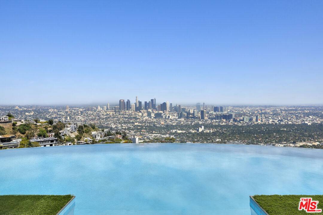 1622   Viewmont Dr 5.0 Sunset Strip LA