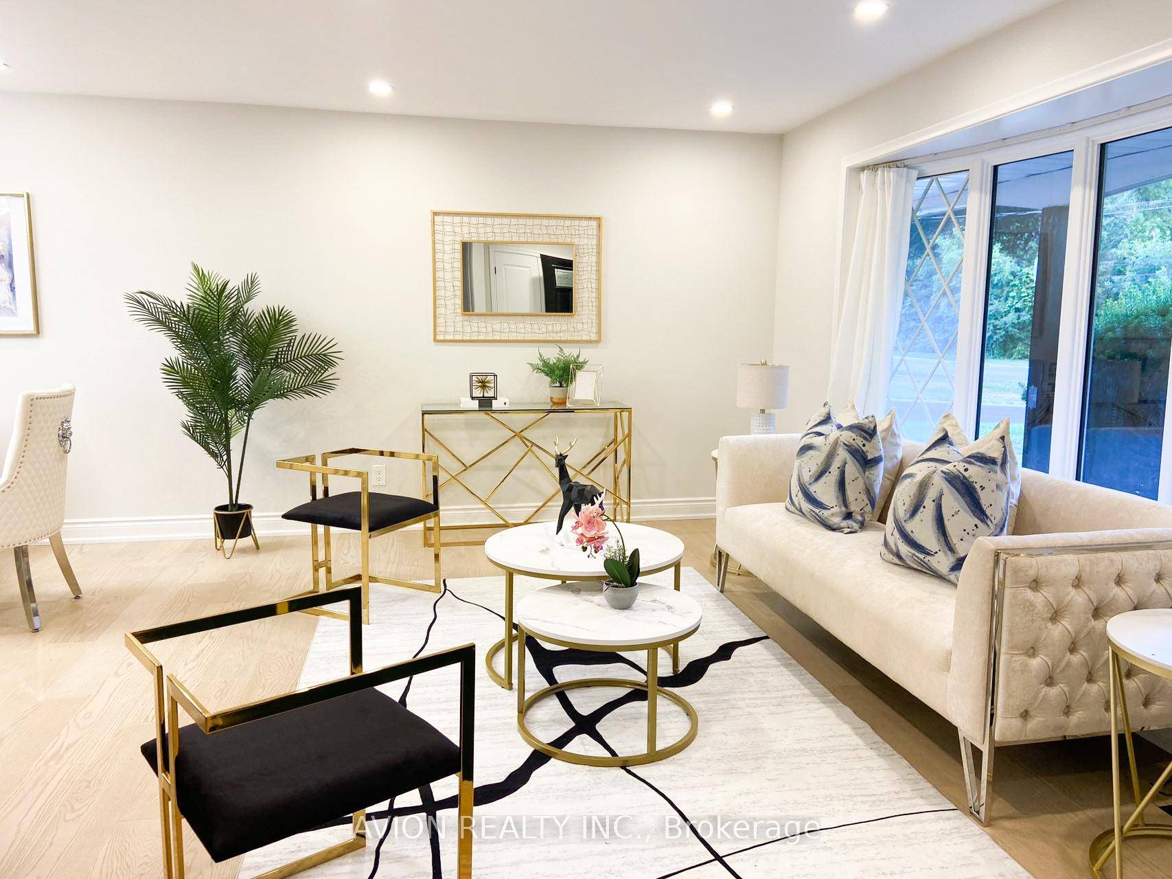 Located in Markhams desirable Conservation Community, this wonderful family home offers the perfect blend of tranquility and convenience.