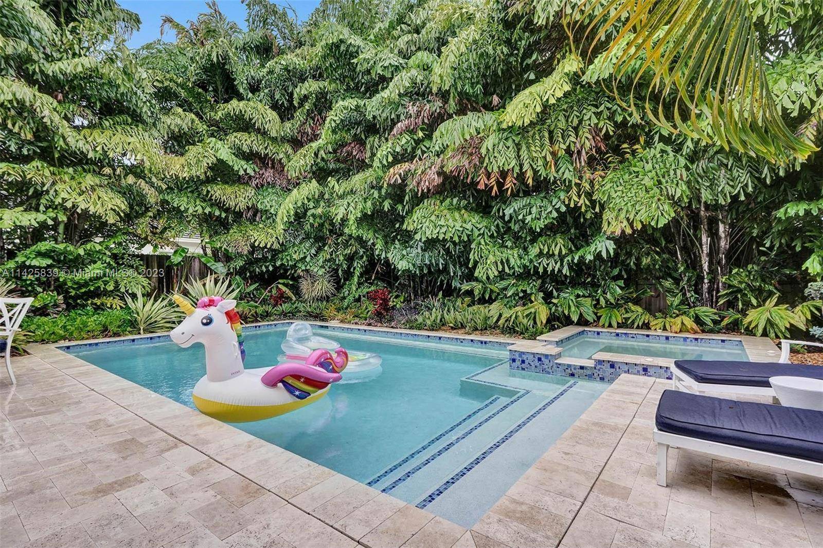 Stunning tropical oasis awaits !