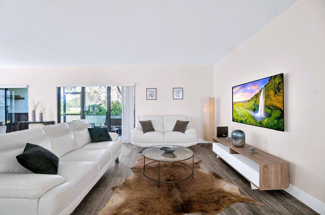 This beautiful and inviting golf cottages property was just newly renovated and feels ultra crisp and modern !