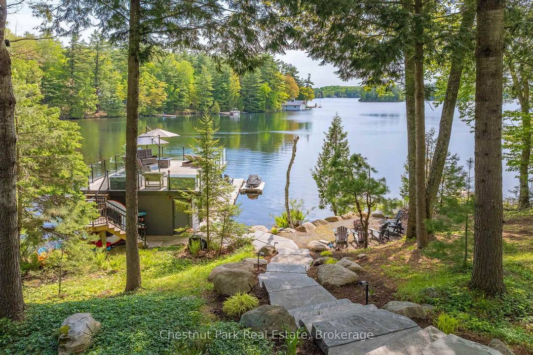 Modern Luxury on Lake Muskoka !