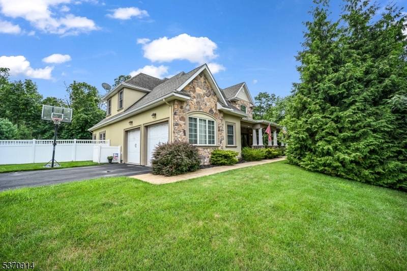 Introducing an impressive custom Colonial in the desirable Whippany area of Hanover Township, celebrated for its low taxes outstanding school system.