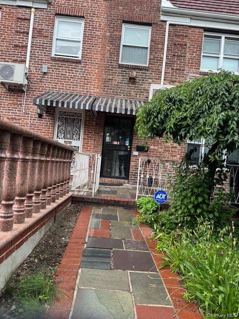 Sunny 3 Bedroom Townhouse with Garage Fully Renovated !
