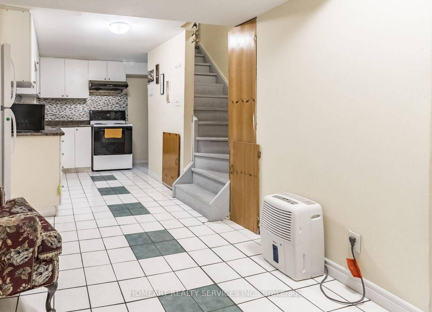 2 Bedrooms A full 4 Pc Washroom Basement Apartment Available for Lease !