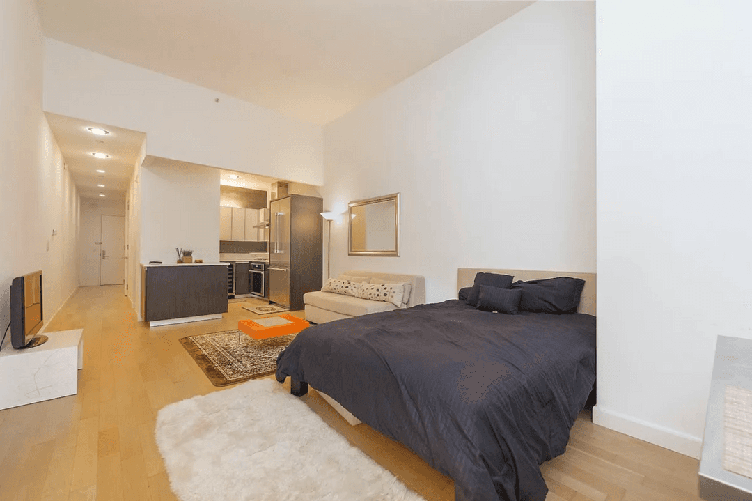 Large west facing studio in the heart of Midtown.