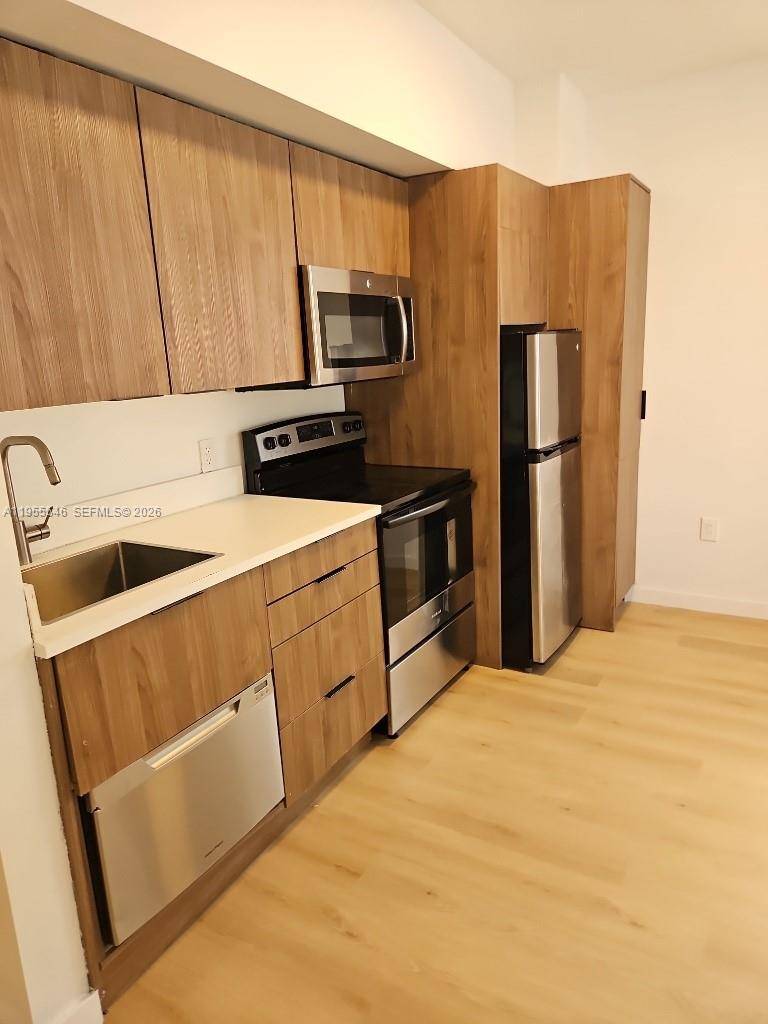 Spacious and well maintained 1 bedroom, 1 bath residence in a charming boutique building in the heart of South Beach.