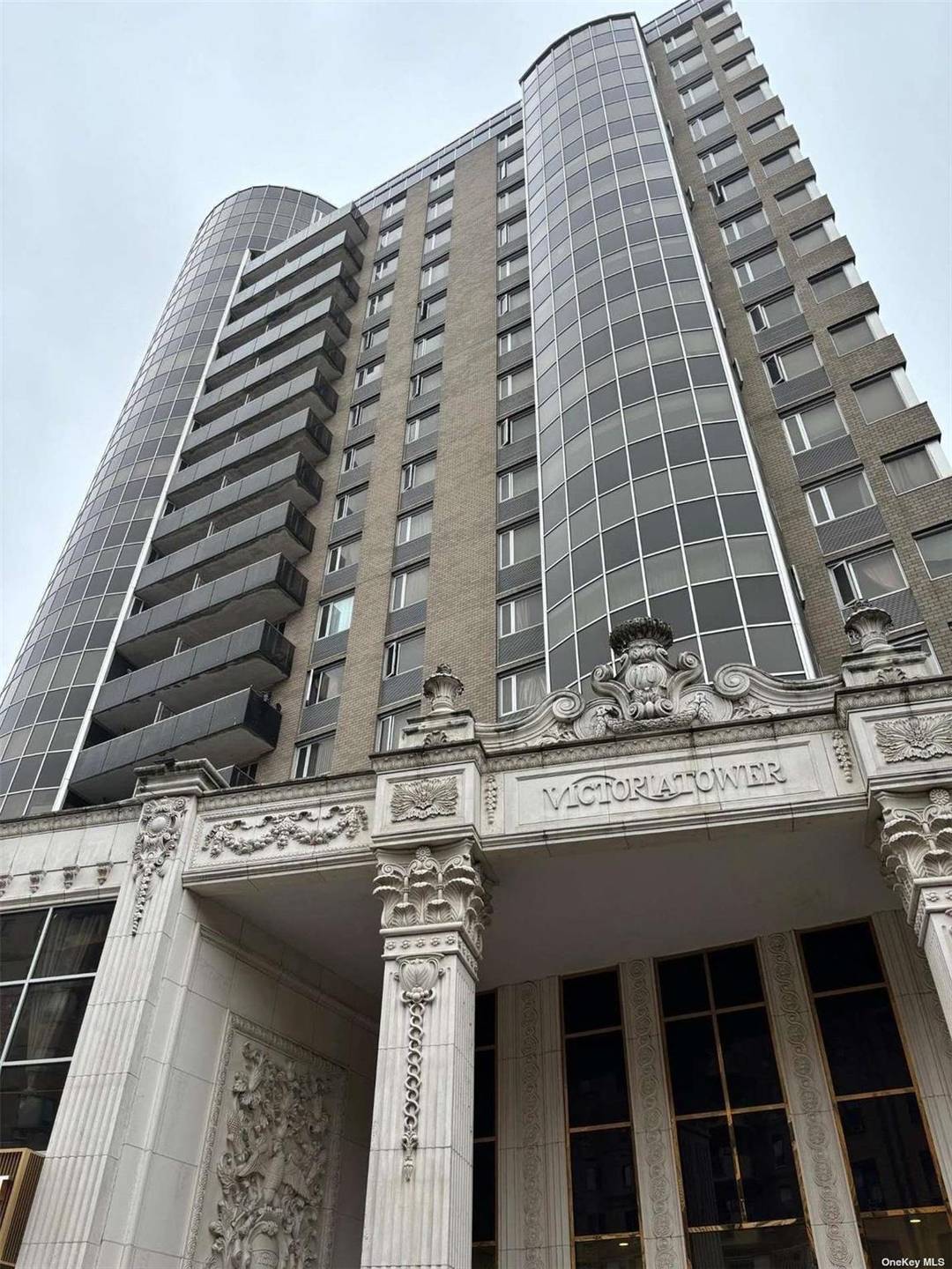 In downtown Flushing, Luxury young building, corner apartment, walking distance to 7 train, LIRR, buses, shops, restaurants, banks, library, Queens botanical Garden, etc.