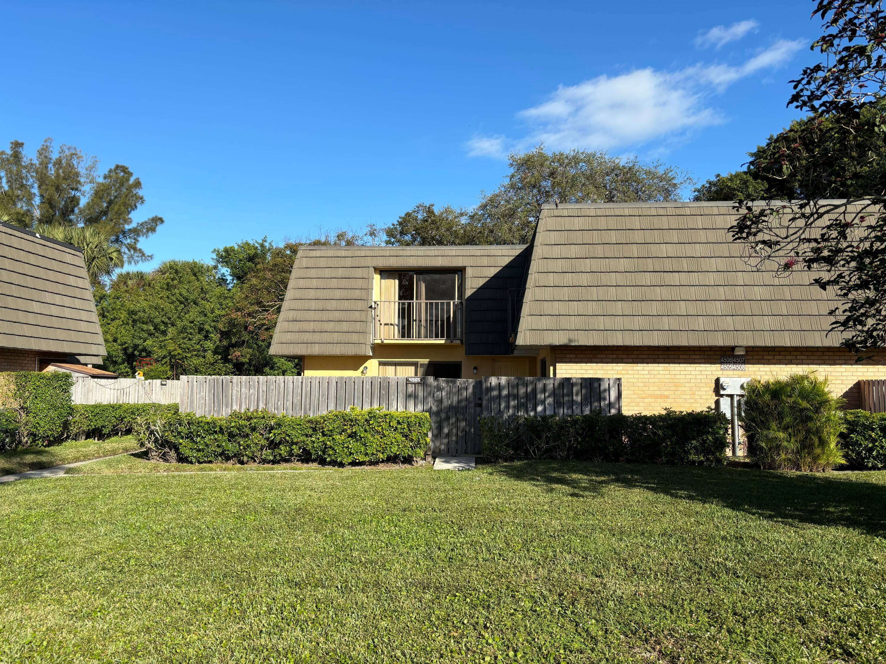 Nicely maintained TH. New Kitchen cabinets, appliances and countertops.