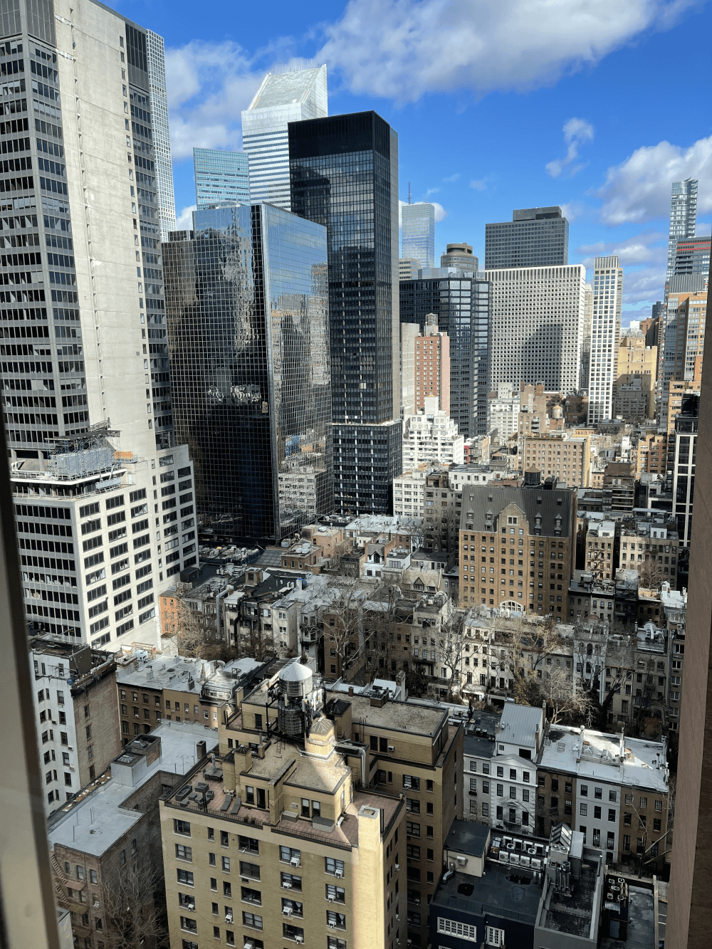Key Features High floor corner unit Awe inspiring city amp ; river views Windowed kitchen 24 hour doorman amp ; concierge Resident manager in the building Meticulously maintained building Sky ...