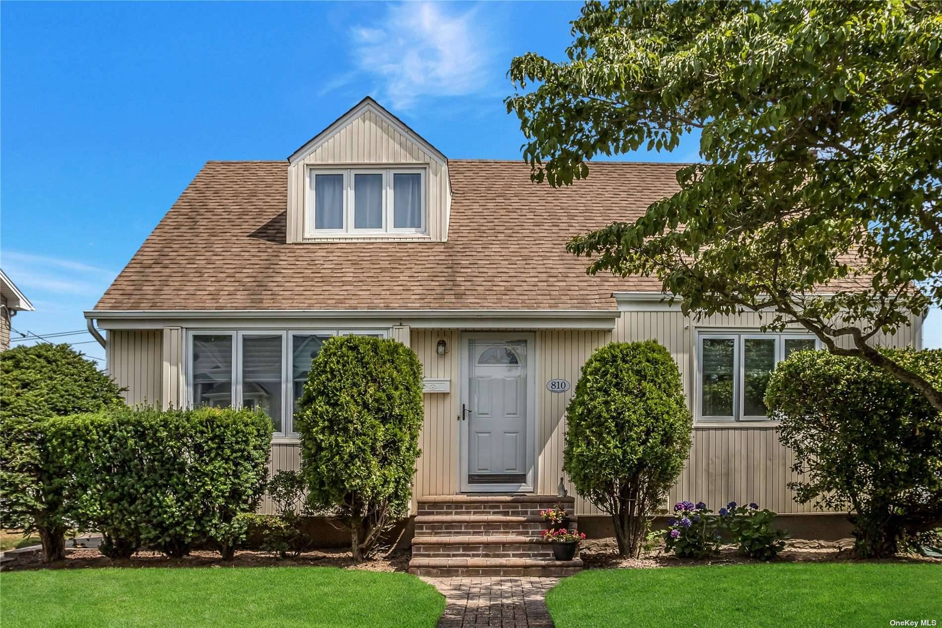Situated in the heart of Franklin Square, this Cape boasts a prime mid block location.