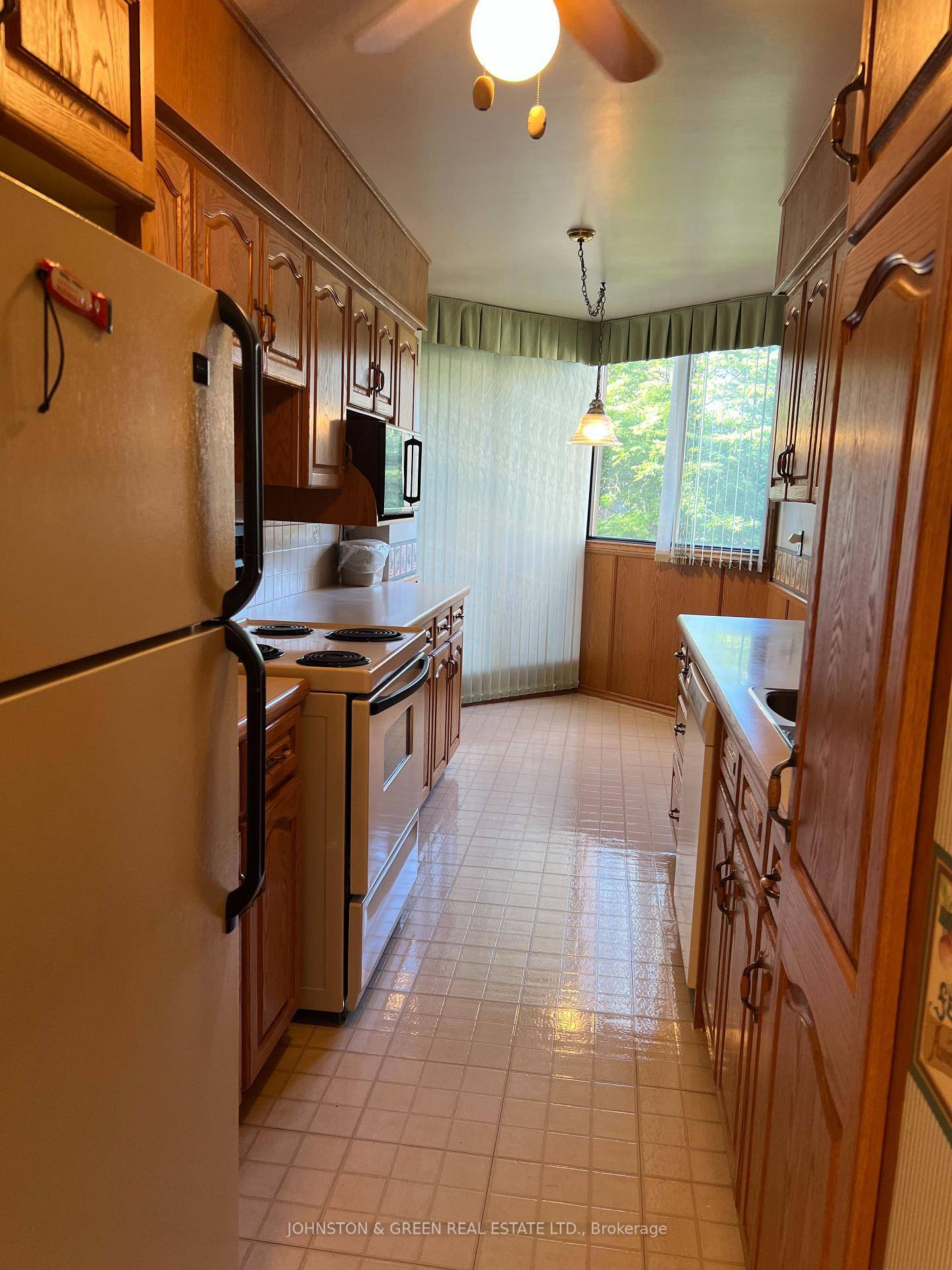 Welcome to this bright and spacious 2 bedroom, 1 bathroom suite offering over 1, 000 sq.