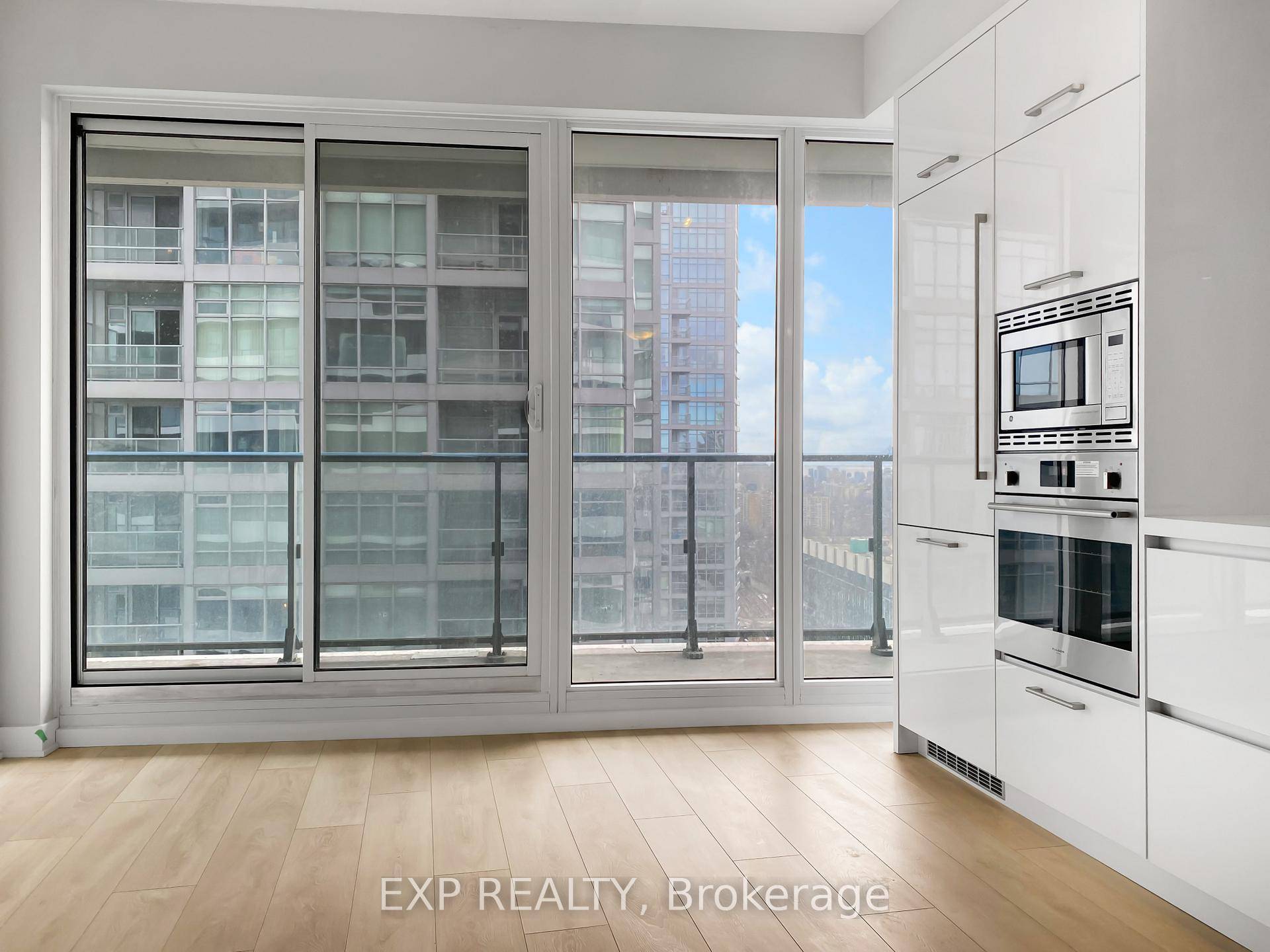 Welcome to Suite 1906 at 2221 Yonge Streetwhere your dream of living in the heart of Midtown Toronto becomes a reality, and your friends become just a little bit jealous.