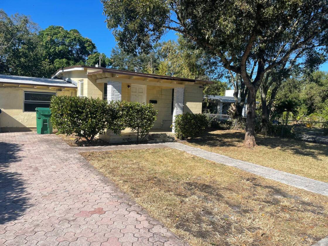 Discover this charming home featuring 2 beds 2 full baths, along w a spacious living room, a dining area, and a kitchen.