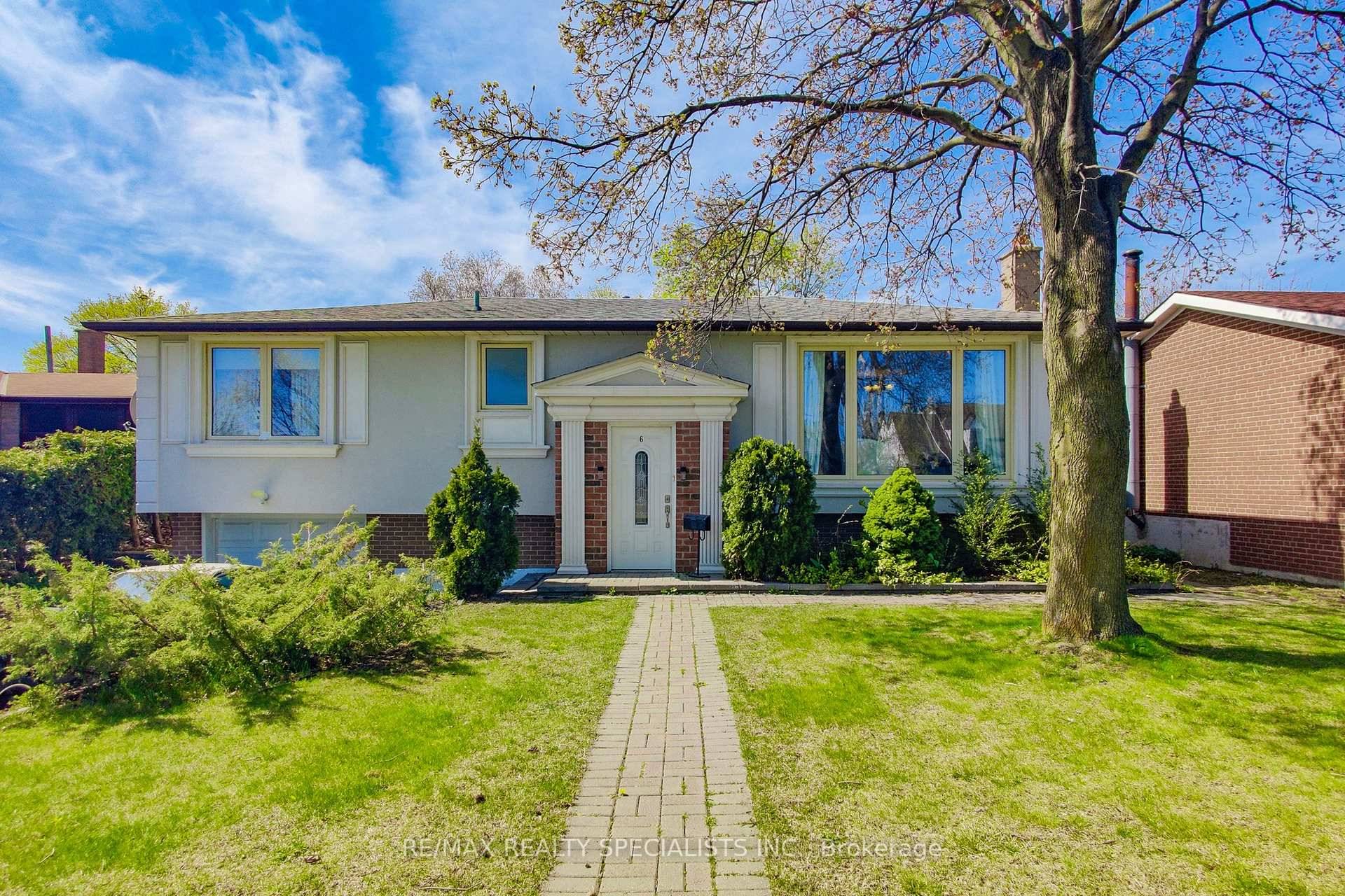 Beautiful well kept bungalow with a massive lot.