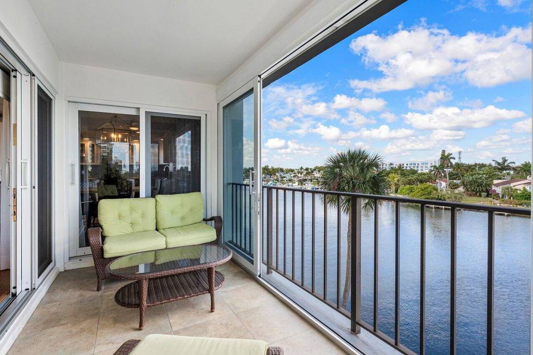 Bar Harbour is ideally situated just 1 block from Atlantic Ave and 2 blocks from the shores of the Atlantic Ocean.