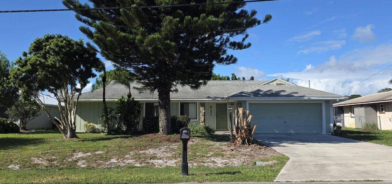 Welcome to this inviting 3 bedroom, 2 bathroom single family home, perfect for both investors and end users.