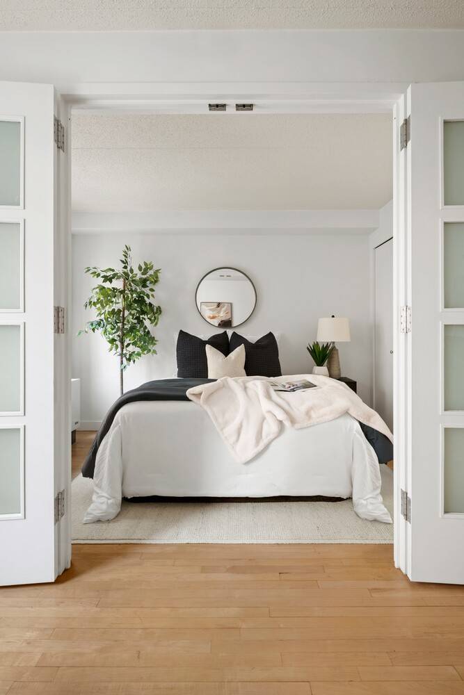 Step into this tranquil, east facing one bedroom residence at Boulevard East, 53 Boerum Place, overlooking the building's green courtyard.