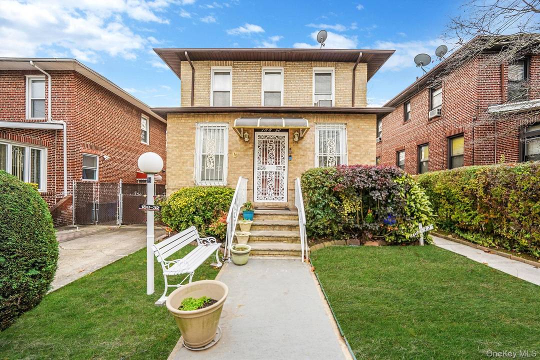Gorgeous all brick detached colonial located just blocks from Addesleigh Park.