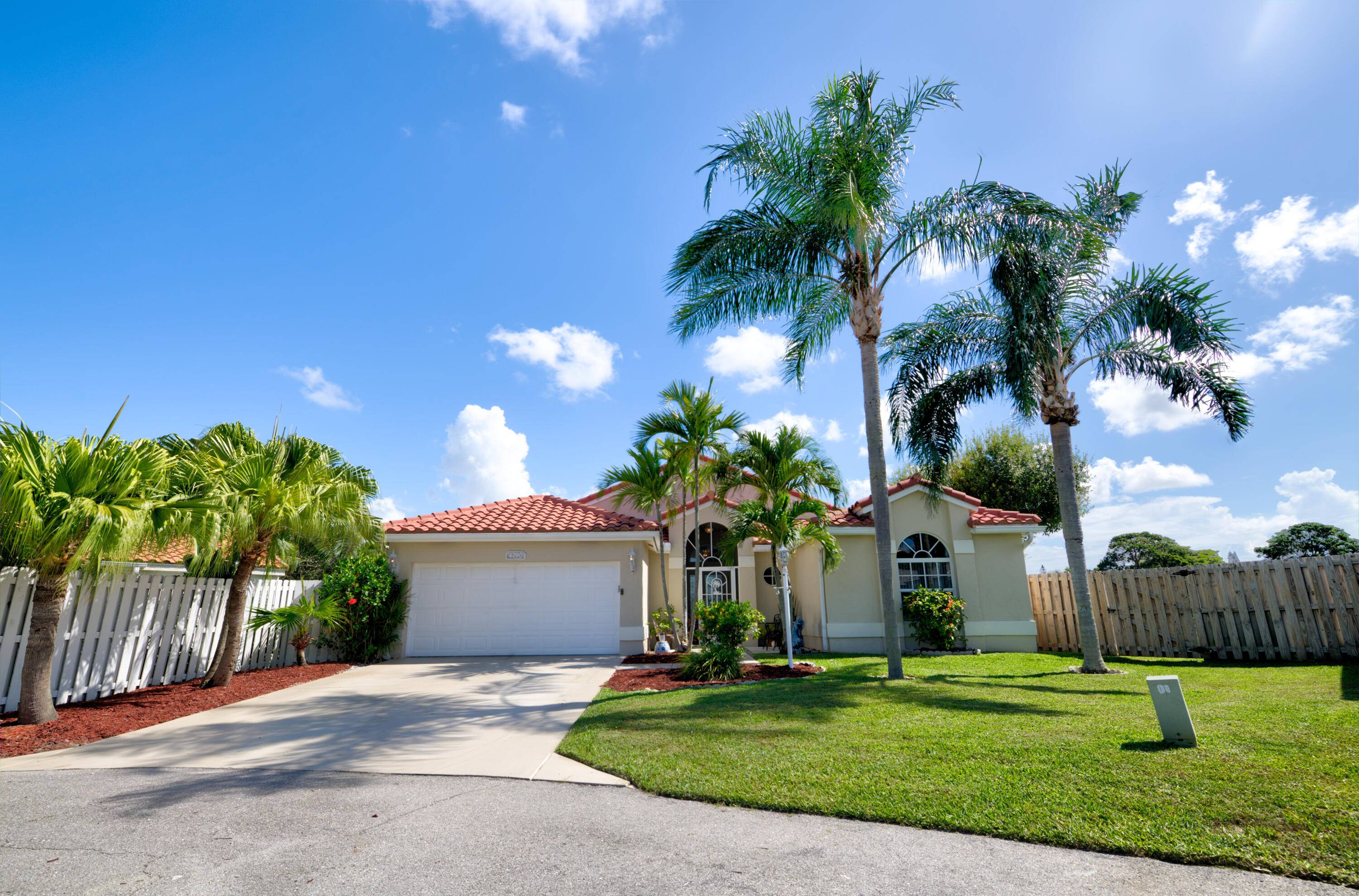 OVERSIZED LOT ON THE LAKE, CORNER HOUSE ON CUL DE SAC !