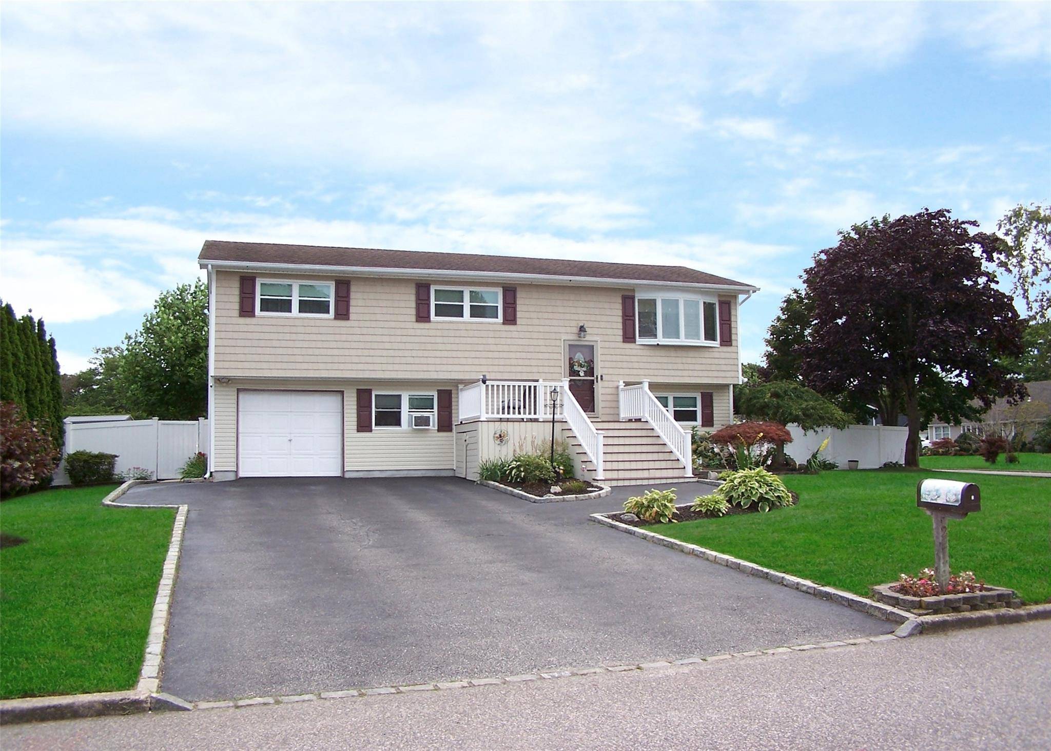 BEAUTIFUL HOME IN PRISTINE CONDITION.