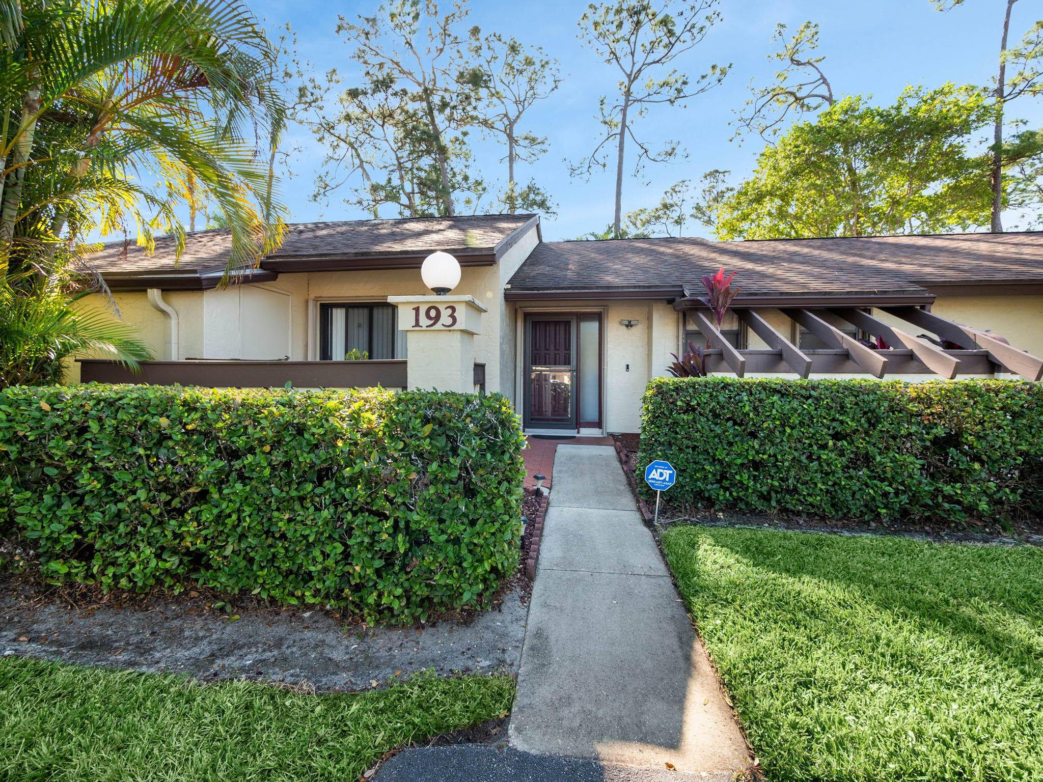 Awesome villa in highly sought after Strathmore Gate community, nestled in the heart of Royal Palm Beach.