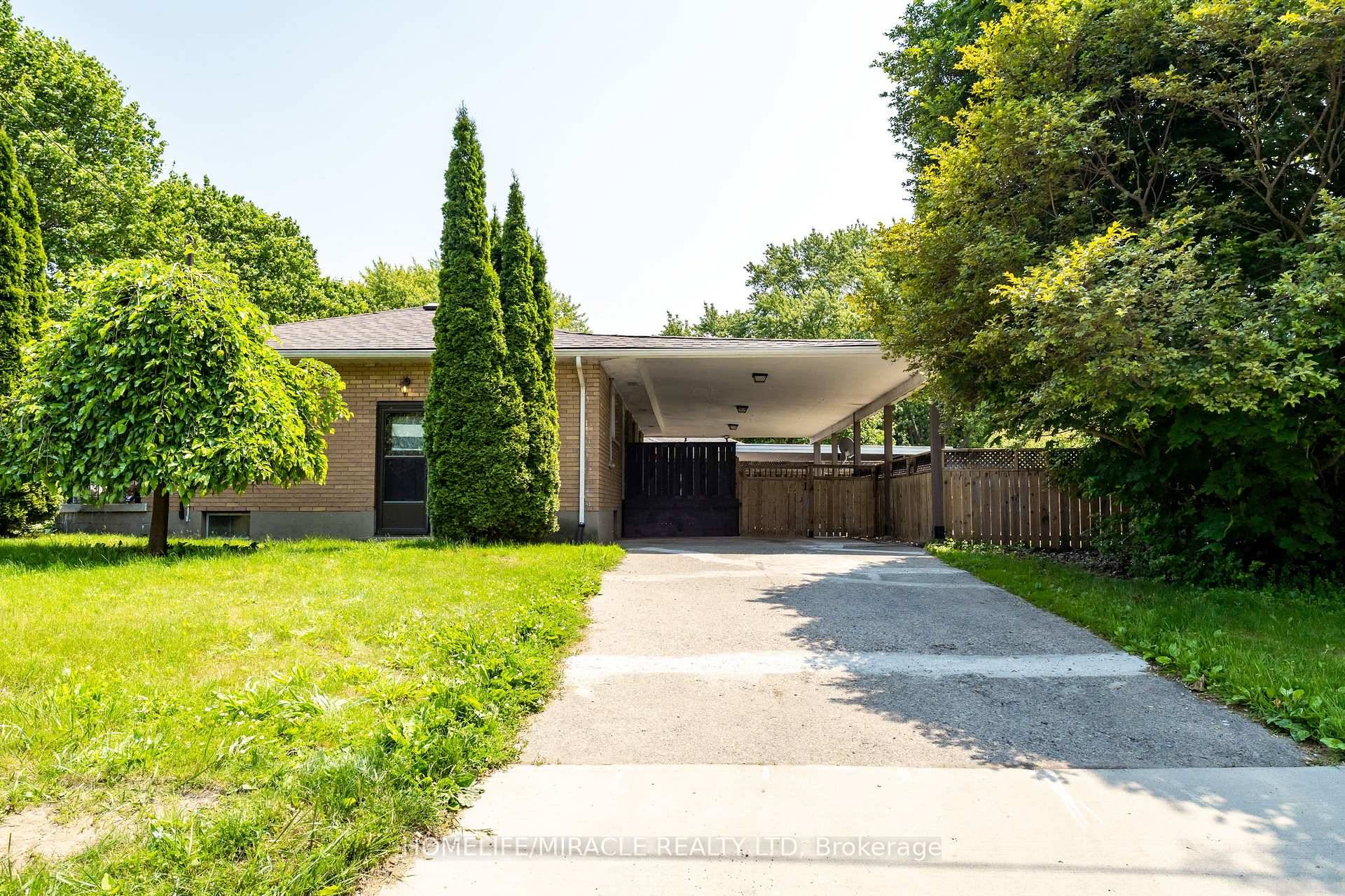 For Rent 84 Dunvegan Dr, Chatham Welcome to this charming all brick bungalow on a quiet, family friendly street in Chatham's desirable south side.